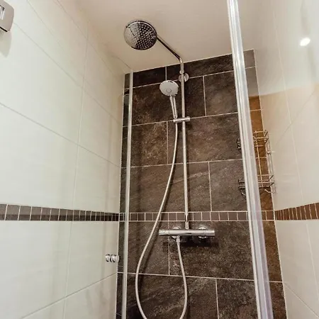 Alphouse By Monicare Apartmán *